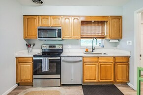 Mid-century Gainesville Getaway: 3 Mi to UF Campus