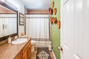 Mid-century Gainesville Getaway: 3 Mi to UF Campus