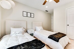 Game Room & Peaceful Deck: Dacula Family Home