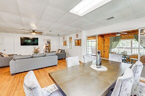 Lakeside Hot Springs Retreat w/ Pool Table!