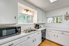 Lakeside Hot Springs Retreat w/ Pool Table!