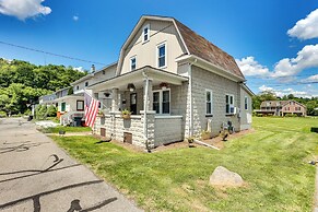 Charming Family Home: Walk to Downtown Bellefonte!