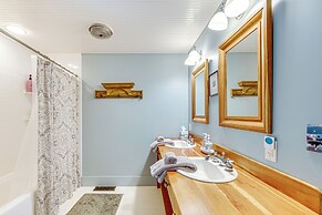 Idyllic Vermont Farmhouse: Mtn Views on 200 Acres!