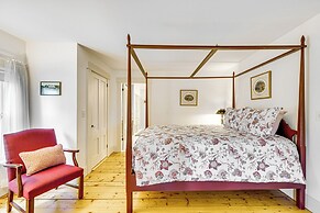 Idyllic Vermont Farmhouse: Mtn Views on 200 Acres!