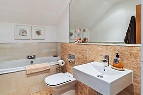 Nash House - Seafront With Parking Close to Town