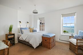 Nash House - Seafront With Parking Close to Town