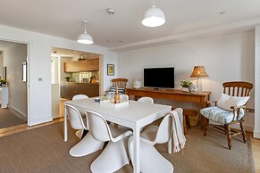 Nash House - Seafront With Parking Close to Town