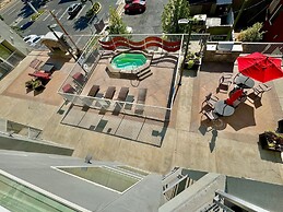 The VÃ©lo Mountainview 1 Bedroom Condo by RedAwning