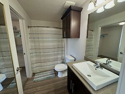 The VÃ©lo Mountainview 1 Bedroom Condo by RedAwning