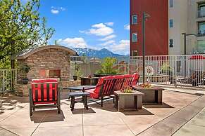The VÃ©lo Mountainview 1 Bedroom Condo by RedAwning