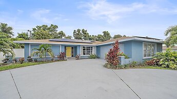 Sarasota Serenity 3 Bedroom Home by RedAwning