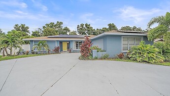 Sarasota Serenity 3 Bedroom Home by RedAwning