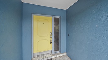 Sarasota Serenity 3 Bedroom Home by RedAwning