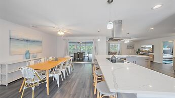 Sarasota Serenity 3 Bedroom Home by RedAwning