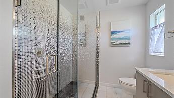 Sarasota Serenity 3 Bedroom Home by RedAwning