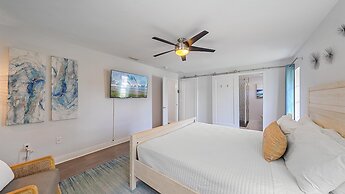 Sarasota Serenity 3 Bedroom Home by RedAwning