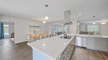 Sarasota Serenity 3 Bedroom Home by RedAwning