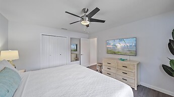 Sarasota Serenity 3 Bedroom Home by RedAwning