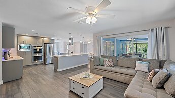 Sarasota Serenity 3 Bedroom Home by RedAwning