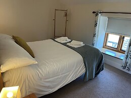 Cosy Barn - Sleeps 8, Hot Tub & Countryside Views