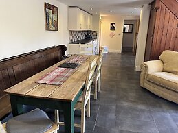 Cosy Barn - Sleeps 8, Hot Tub & Countryside Views