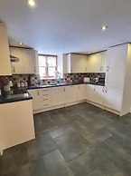 Cosy Barn - Sleeps 8, Hot Tub & Countryside Views