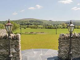 Cosy Barn - Sleeps 8, Hot Tub & Countryside Views