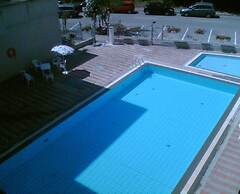 Comfy Flat With Terrace by the Pool