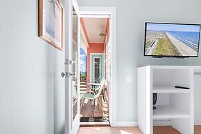 Sandy Coral - Golf Cart Included!