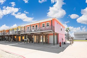 Sandy Coral - Golf Cart Included!