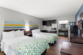 HomeTowne Studios by Red Roof Richmond - Airport/Sandston