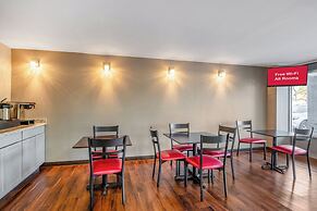 HomeTowne Studios by Red Roof Richmond - Airport/Sandston