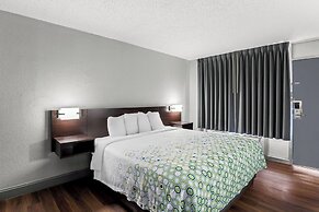 HomeTowne Studios by Red Roof Richmond - Airport/Sandston