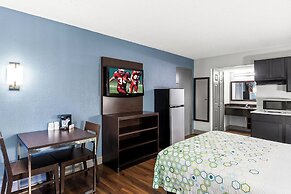 HomeTowne Studios by Red Roof Richmond - Airport/Sandston