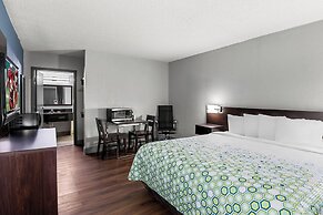 HomeTowne Studios by Red Roof Richmond - Airport/Sandston