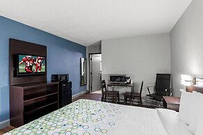 HomeTowne Studios by Red Roof Richmond - Airport/Sandston