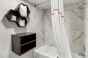 HomeTowne Studios by Red Roof Richmond - Airport/Sandston