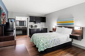 HomeTowne Studios by Red Roof Richmond - Airport/Sandston