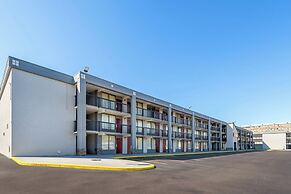 HomeTowne Studios by Red Roof Richmond - Airport/Sandston