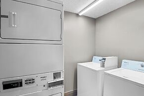 HomeTowne Studios by Red Roof Richmond - Airport/Sandston