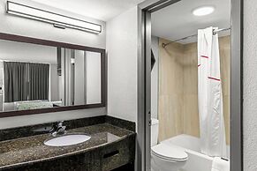 HomeTowne Studios by Red Roof Richmond - Airport/Sandston