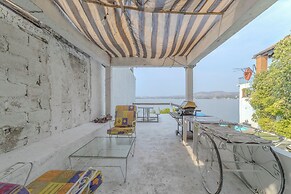 Lakeside Retreat Spacious Family Villa