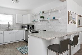 Spacious 1 Bedroom APT at the beach