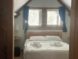 Rustic Beaverfoot Lodge Basic Cabin