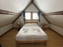 Rustic Beaverfoot Lodge Basic Cabin