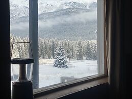 Rustic Beaverfoot Lodge Basic Cabin