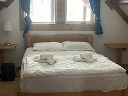 Rustic Beaverfoot Lodge Basic Cabin