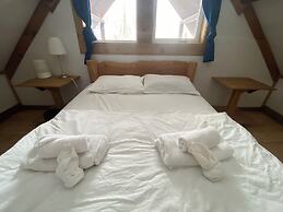 Rustic Beaverfoot Lodge Basic Cabin