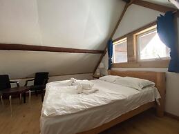 Rustic Beaverfoot Lodge Basic Cabin