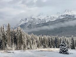 Rustic Beaverfoot Lodge Basic Cabin